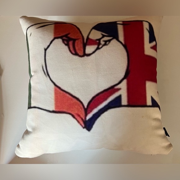 Society6 Italy 🇮🇹 ❤️ 🇬🇧 United Kingdom throw pillow decor - Picture 1 of 6
